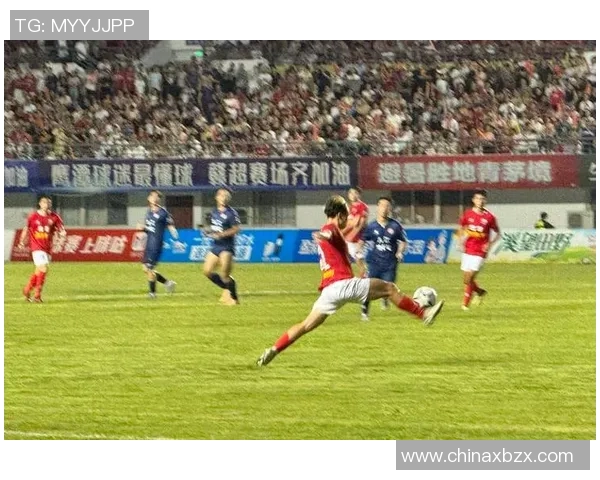 汗水足球球星用拼搏与激情诠释绿茵场上的荣耀与青春