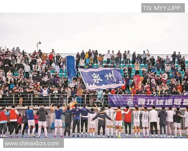 足球球星亲笔签名卡片现场展示引发球迷热烈围观瞬间